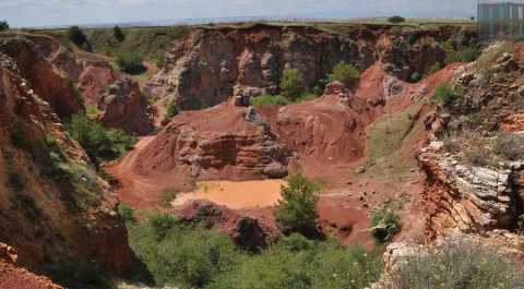 Spinazzola, quel posto che sembra un canyon del far west: è la cava rossa di bauxite